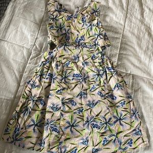 The best summer kid's dress!! Size 6. Good condition! Sad to let this one go...